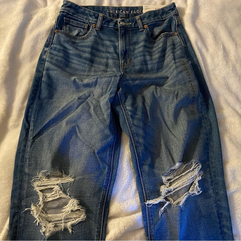 AE STRETCH RIPPED CURVY
MOM JEAN